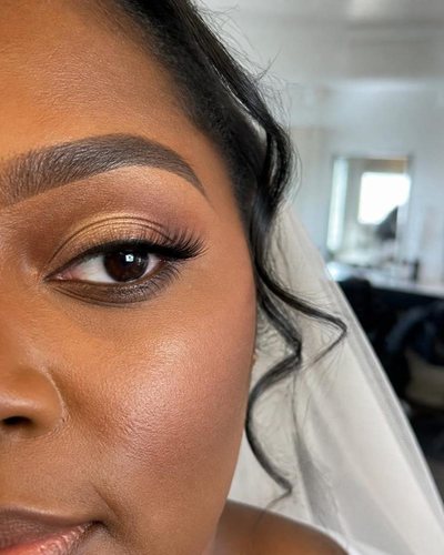 Braut-Make-up mit goldenem Lidschatten