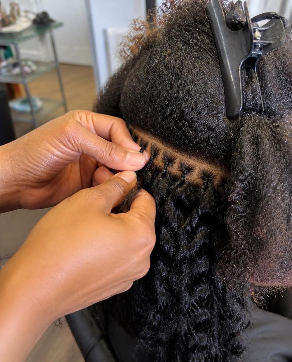 Extensions werden in Afro-Haar eingesetzt